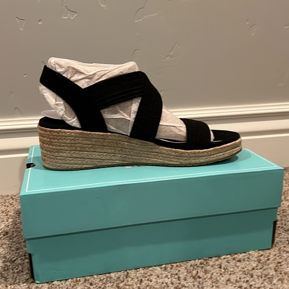 Brand Sketchers by Martha Stewart, black arch fit sandle. size 8 - Picture 6 of 9